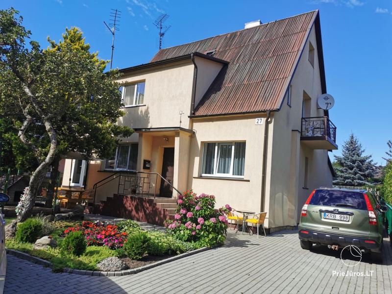 Pokoje z udogodnieniami w Połądze: podwórko, grill, huśtawki