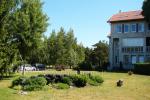 Dwupokojowy apartament z balkonem, duża kuchnia, łóżko dla dziecka.