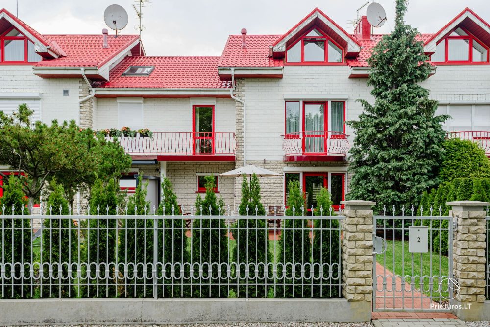 Przytulny domek Family Inn z tarasem