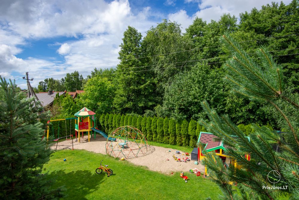 W Kunigiškiai, apartamenty w willi „Optimistas”, pokoje z aneksami kuchennymi, tarasami lub balkonami.