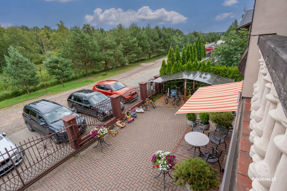 W Kunigiškiai, apartamenty w willi „Optimistas”, pokoje z aneksami kuchennymi, tarasami lub balkonami.