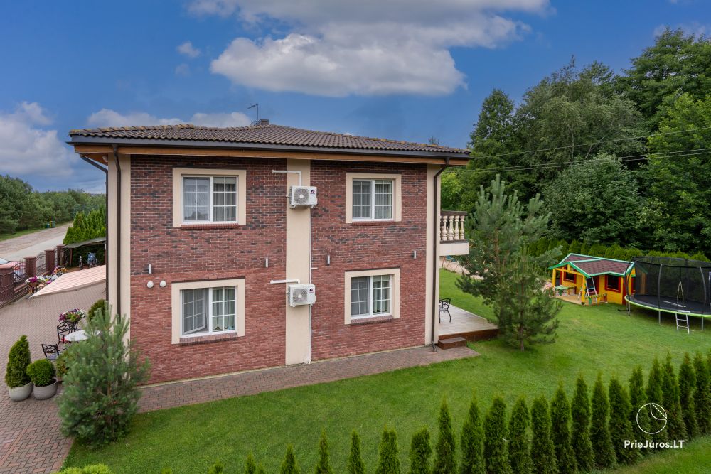 W Kunigiškiai, apartamenty w willi „Optimistas”, pokoje z aneksami kuchennymi, tarasami lub balkonami.