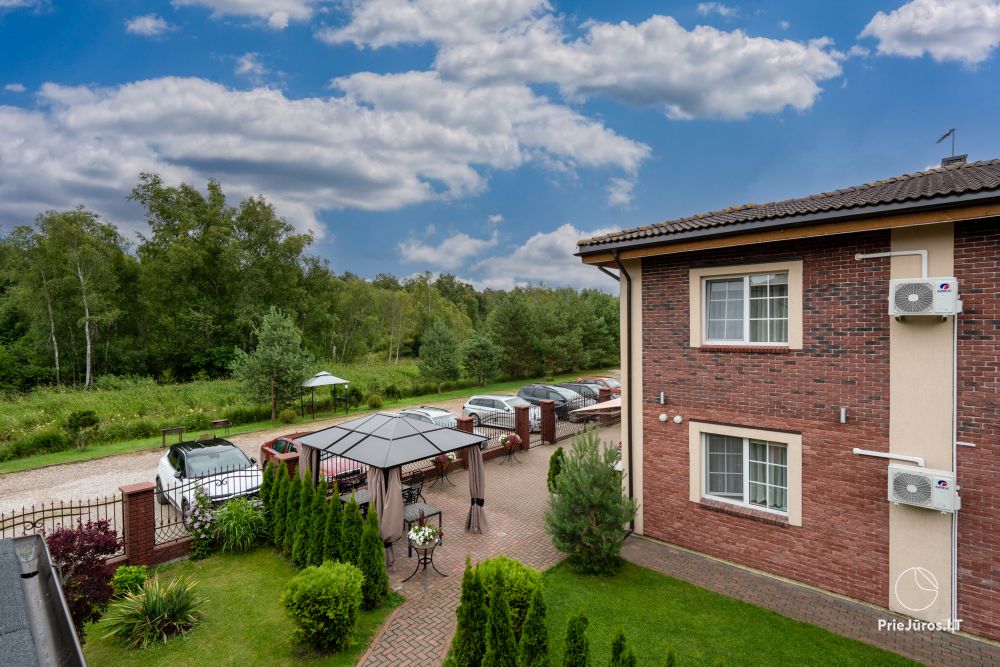 W Kunigiškiai, apartamenty w willi „Optimistas”, pokoje z aneksami kuchennymi, tarasami lub balkonami.