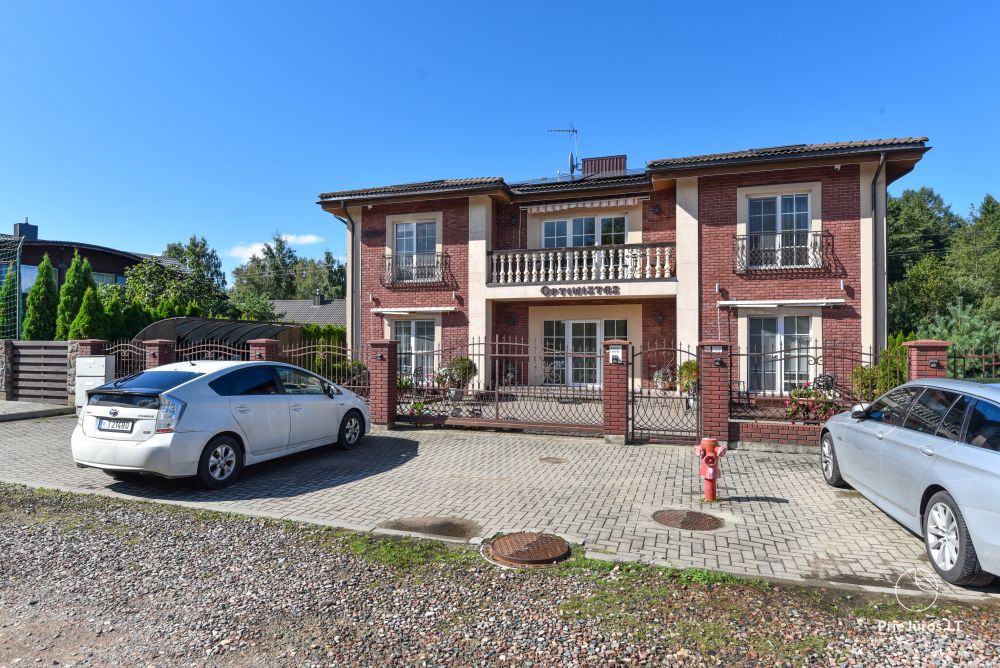 W Kunigiškiai, apartamenty w willi „Optimistas”, pokoje z aneksami kuchennymi, tarasami lub balkonami.