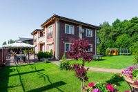 W Kunigiškiai, apartamenty w willi „Optimistas”, pokoje z aneksami kuchennymi, tarasami lub balkonami.