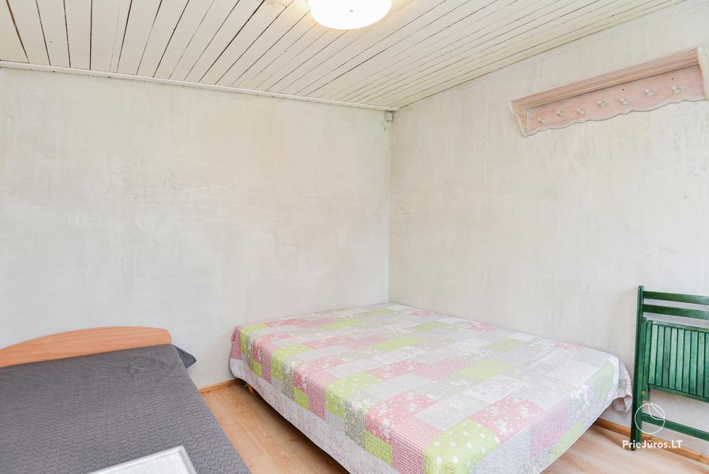 Domki, przyczepy kempingowe, miejsca namiotów i kempingowiczów w Sventoji - kemping Kapitonas