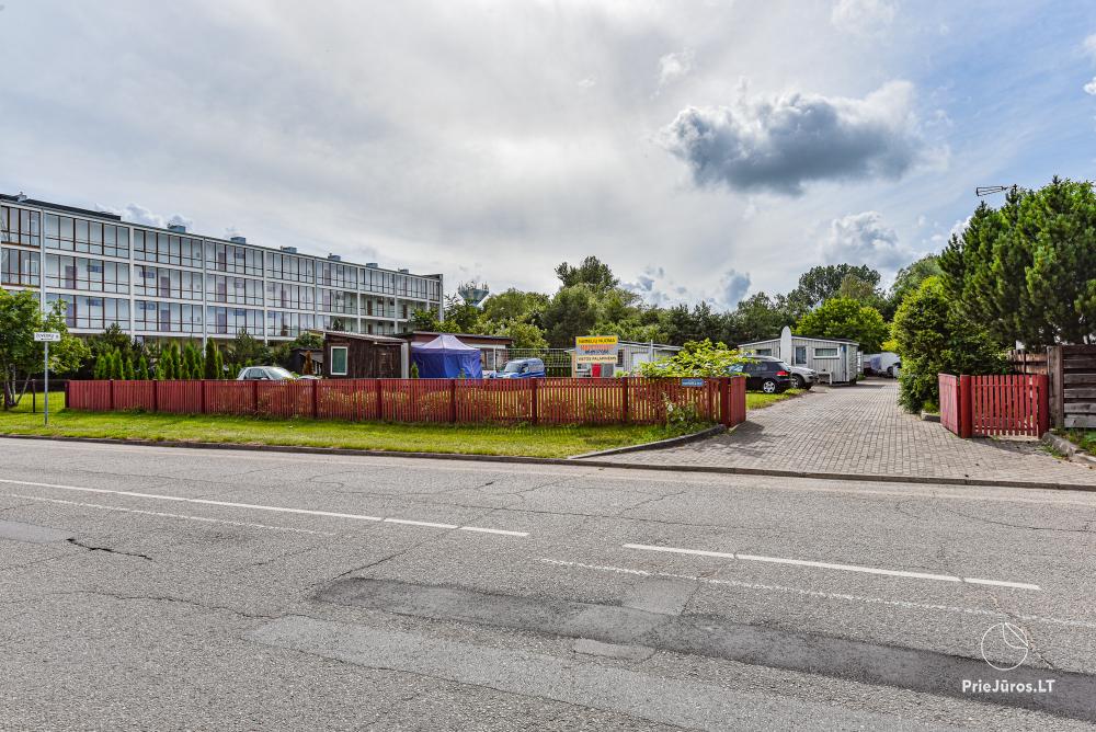 Domki, przyczepy kempingowe, miejsca namiotów i kempingowiczów w Sventoji - kemping Kapitonas