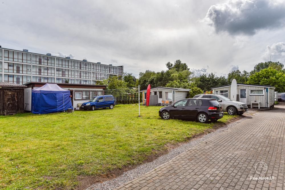 Domki, przyczepy kempingowe, miejsca namiotów i kempingowiczów w Sventoji - kemping Kapitonas