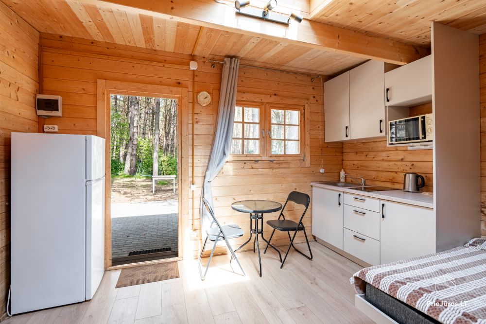 Domki w sosnowym lesie w Połądze, nad morzem i apartamenty w „Malūno vilos”