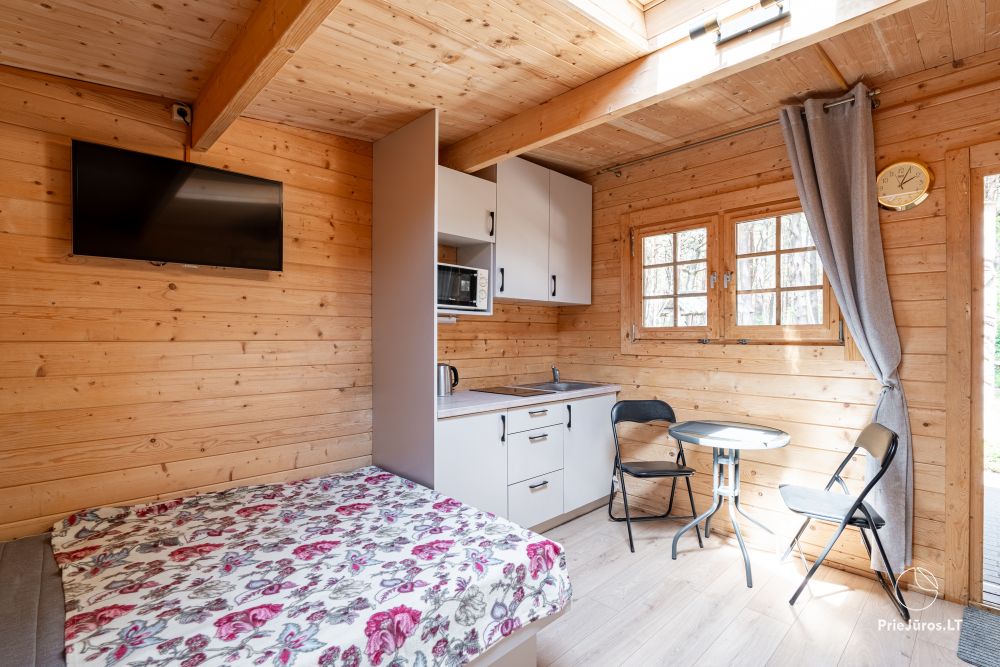 Domki w sosnowym lesie w Połądze, nad morzem i apartamenty w „Malūno vilos”