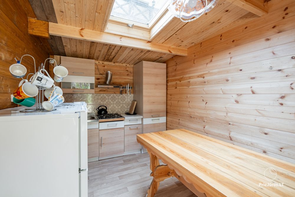 Domki w sosnowym lesie w Połądze, nad morzem i apartamenty w „Malūno vilos”