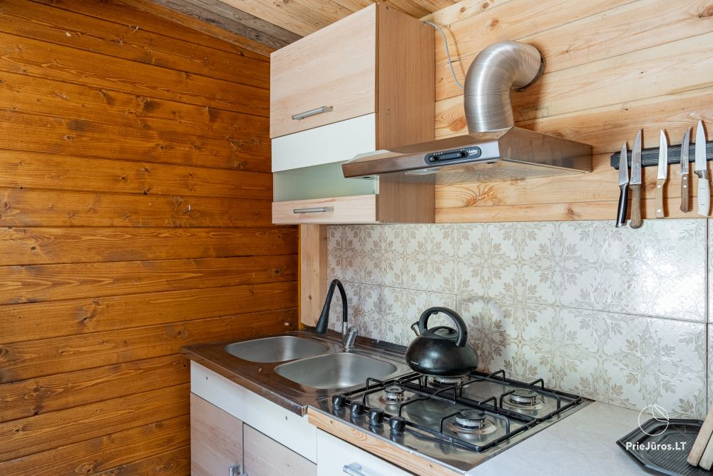 Domki w sosnowym lesie w Połądze, nad morzem i apartamenty w „Malūno vilos”