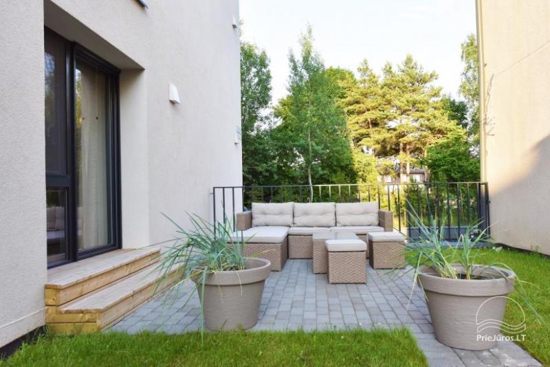 Apartamenty z basenem i tarasem w „Malūnų Vilose” w Połądze