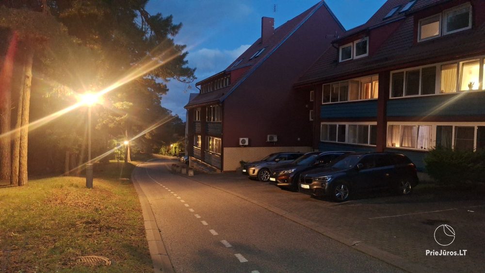 W centrum Nidy, „Prie Pušyno”, ul. Szvyturio. Dwa przytulne apartamenty typu studio