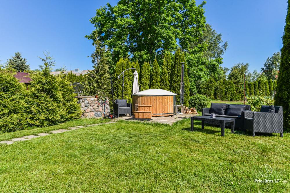 Pokoje do wynajęcia w Karklė - Gintaro sodyba. Podwórko, altanka, jacuzzi