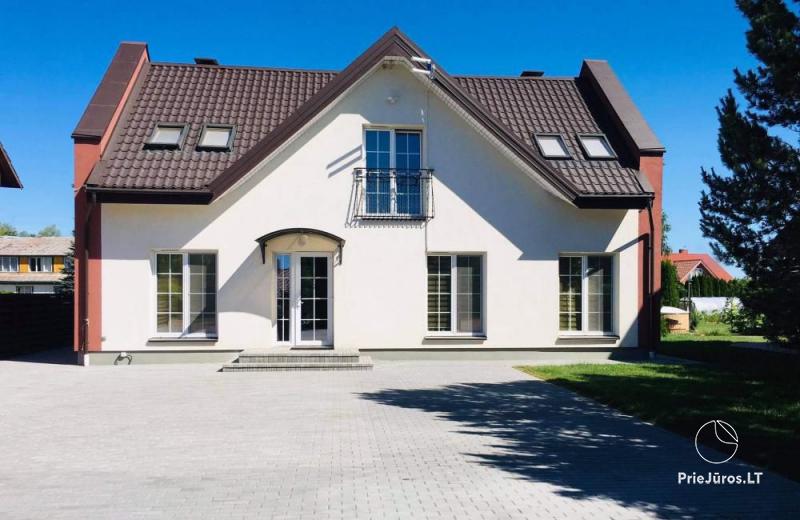 Pokoje do wynajęcia w Karklė - Gintaro sodyba. Podwórko, altanka, jacuzzi