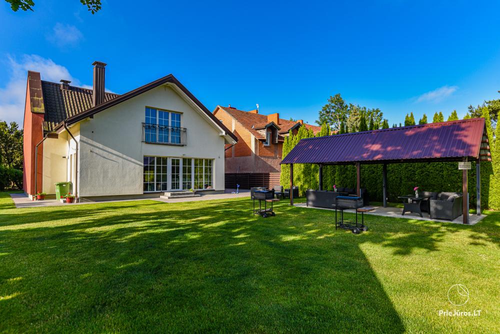 Pokoje do wynajęcia w Karklė - Gintaro sodyba. Podwórko, altanka, jacuzzi