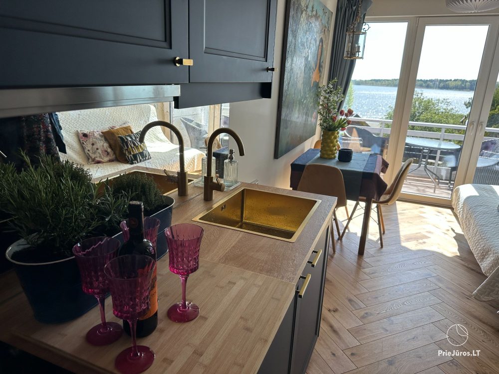Stylowy apartament dla czterech osób w Pervalce nad brzegiem zalewu. Mieszkanie z tarasem dla dwóch osób w Juodkrante