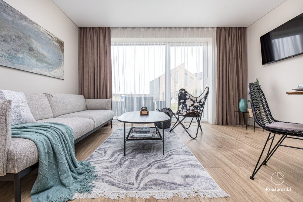 Lyrika home - w Monciškės - przestronny dom szeregowy z 2 sypialniami i tarasem dla czterech osób, w nowej dzielnicy J7 Beržas z basenami, saunami i grillem
