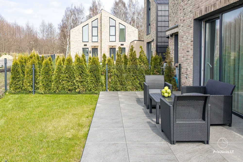 Lyrika home - w Monciškės - przestronny dom szeregowy z 2 sypialniami i tarasem dla czterech osób, w nowej dzielnicy J7 Beržas z basenami, saunami i grillem