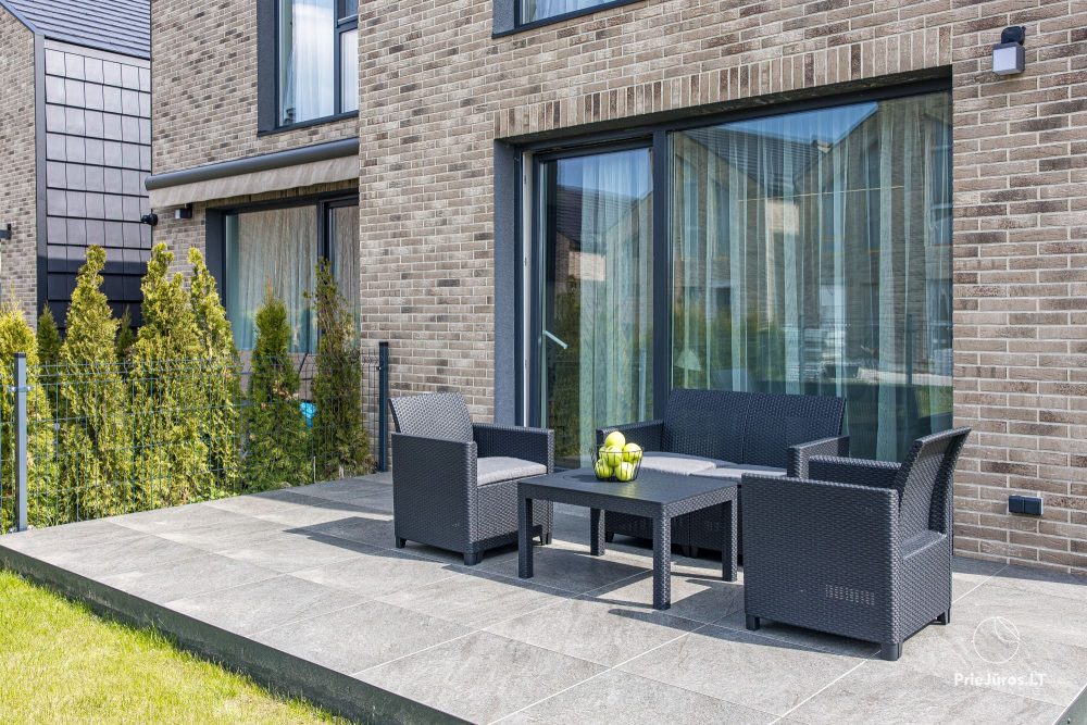Lyrika home - w Monciškės - przestronny dom szeregowy z 2 sypialniami i tarasem dla czterech osób, w nowej dzielnicy J7 Beržas z basenami, saunami i grillem