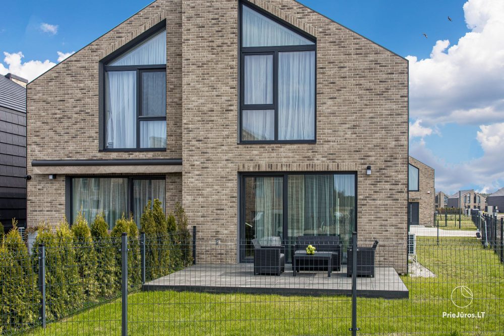 Lyrika home - w Monciškės - przestronny dom szeregowy z 2 sypialniami i tarasem dla czterech osób, w nowej dzielnicy J7 Beržas z basenami, saunami i grillem