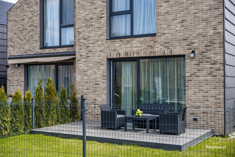 Lyrika home - w Monciškės - przestronny dom szeregowy z 2 sypialniami i tarasem dla czterech osób, w nowej dzielnicy J7 Beržas z basenami, saunami i grillem