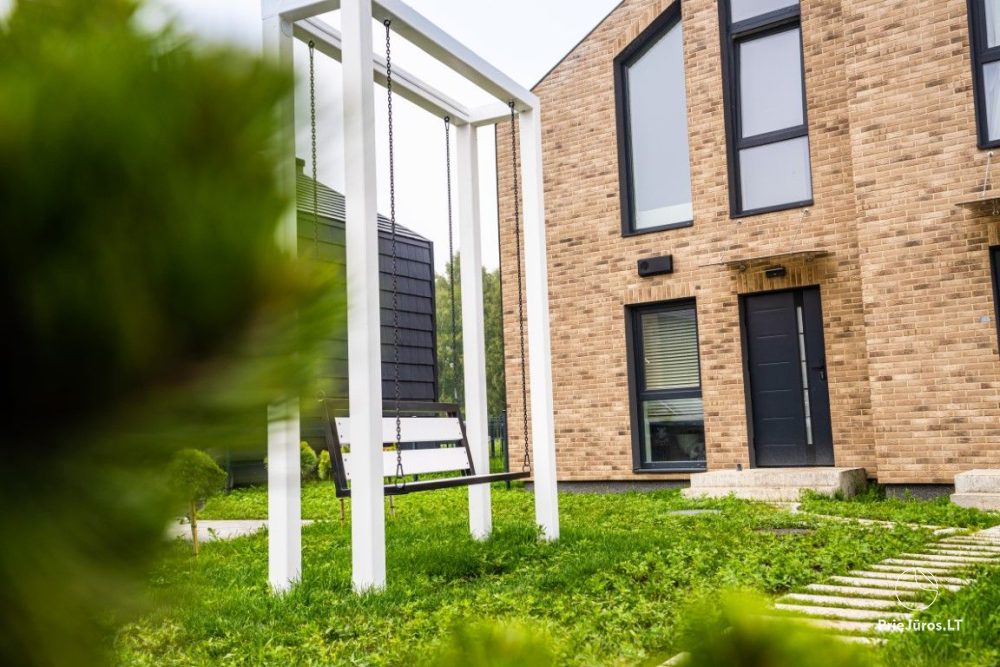 Lyrika home - w Monciškės - przestronny dom szeregowy z 2 sypialniami i tarasem dla czterech osób, w nowej dzielnicy J7 Beržas z basenami, saunami i grillem