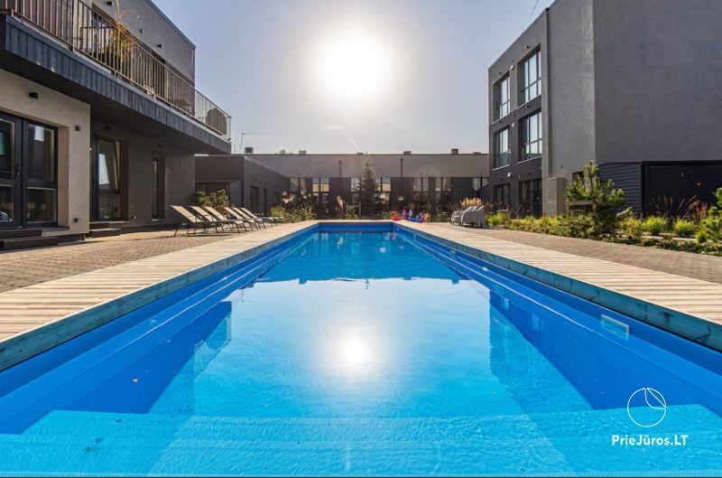 Nowy apartament „Alan Loftas” w Połądze z podgrzewanym basenem