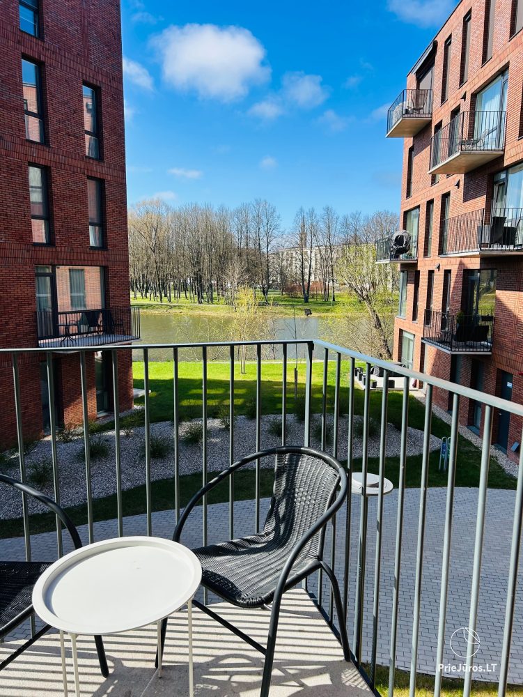Apartamenty parkowe w centrum Kłajpedy. Nowe, przytulne mieszkanie 3-pokojowe z widokiem na jezioro, blisko Starego Miasta.
