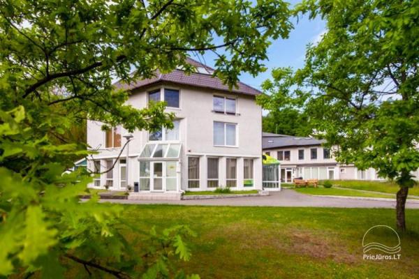 1–3-pokojowe apartamenty w Juodkrante „Prie Azuolo” – oddzielne wejścia, kuchnie, tarasy