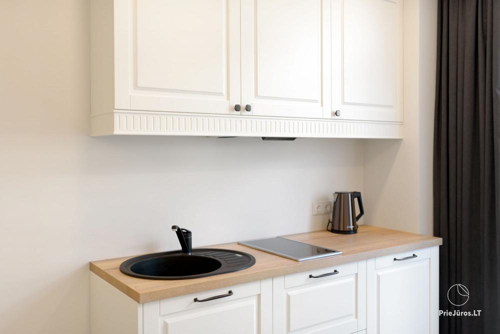 1–3-pokojowe apartamenty w Juodkrante „Prie Azuolo” – oddzielne wejścia, kuchnie, tarasy