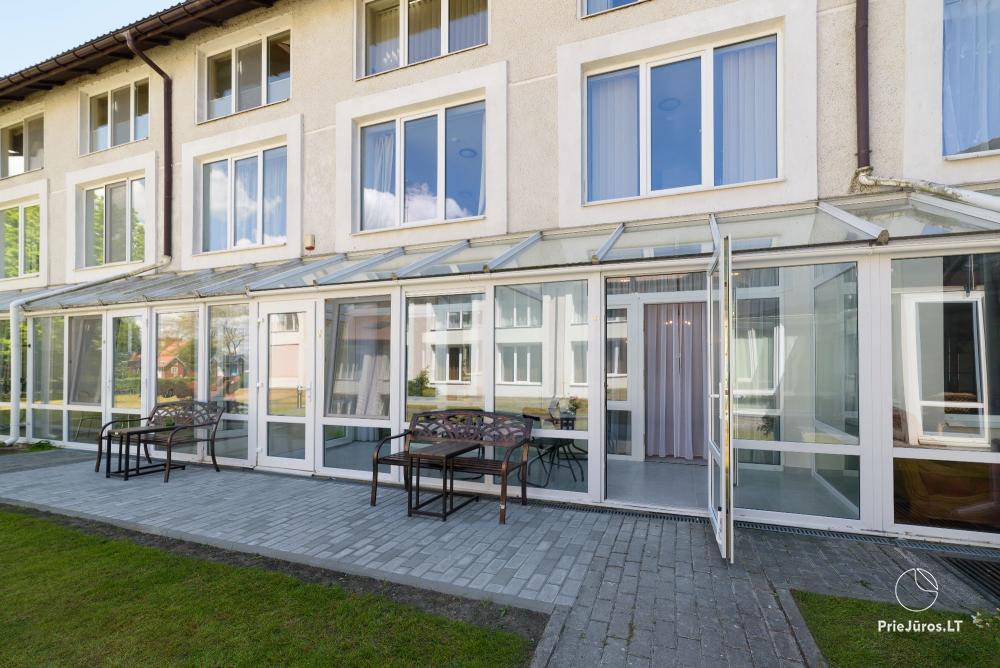 1–3-pokojowe apartamenty w Juodkrante „Prie Azuolo” – oddzielne wejścia, kuchnie, tarasy