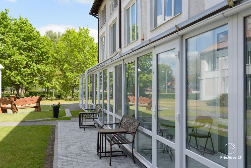 1–3-pokojowe apartamenty w Juodkrante „Prie Azuolo” – oddzielne wejścia, kuchnie, tarasy