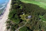 Domek na wynajem w Butinge przez morze, z boiskiem do siatkówki plażowej.
