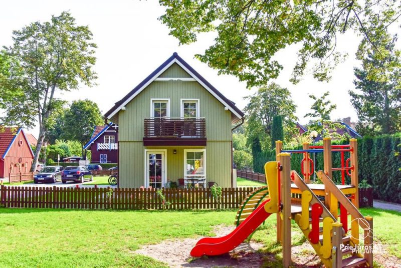 Apartamenty do wynajęcia w centrum Nidy. Meble ogrodowe na podwórku, WiFi, miejsce parkingowe