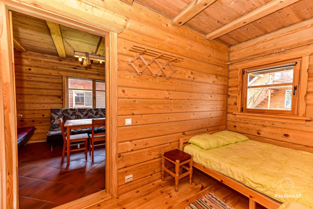 Dwupokojowe mieszkanie i pokoje do wynajęcia w Sventoji w drewnianym domu