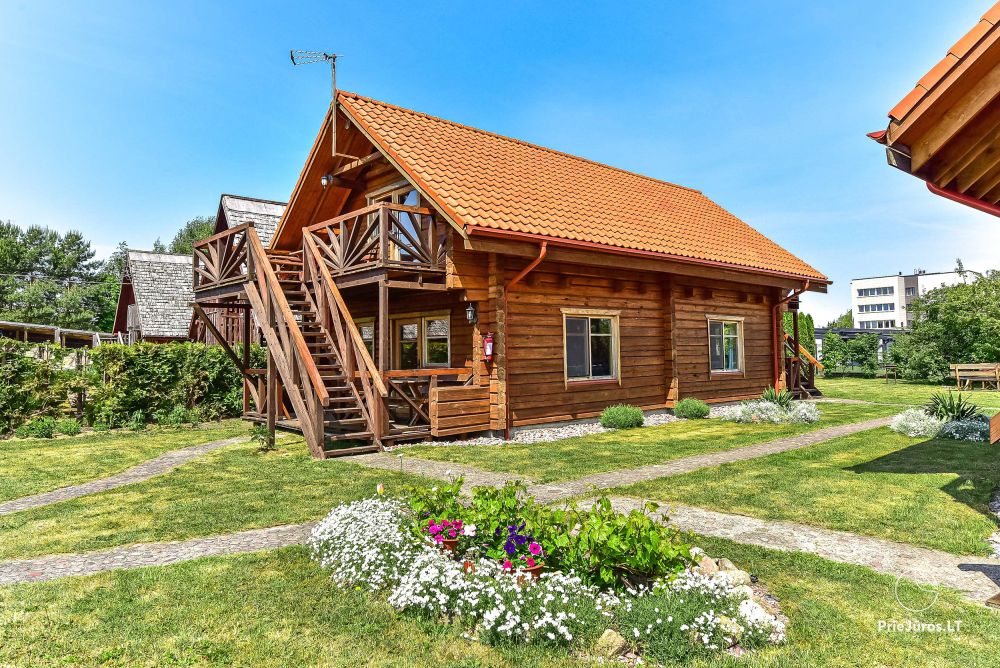 Dwupokojowe mieszkanie i pokoje do wynajęcia w Sventoji w drewnianym domu