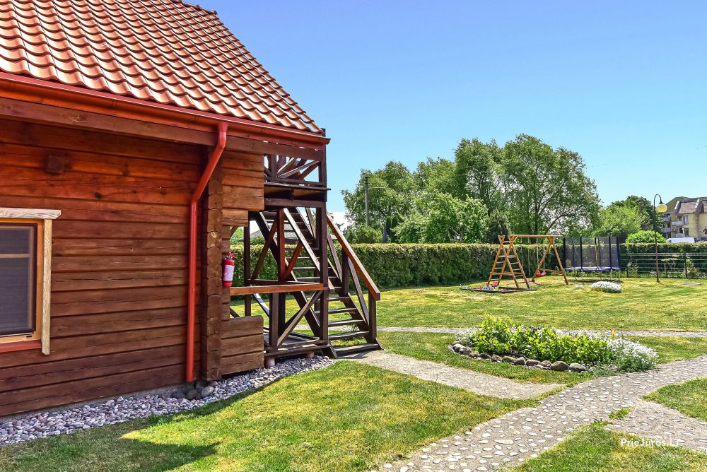 Dwupokojowe mieszkanie i pokoje do wynajęcia w Sventoji w drewnianym domu