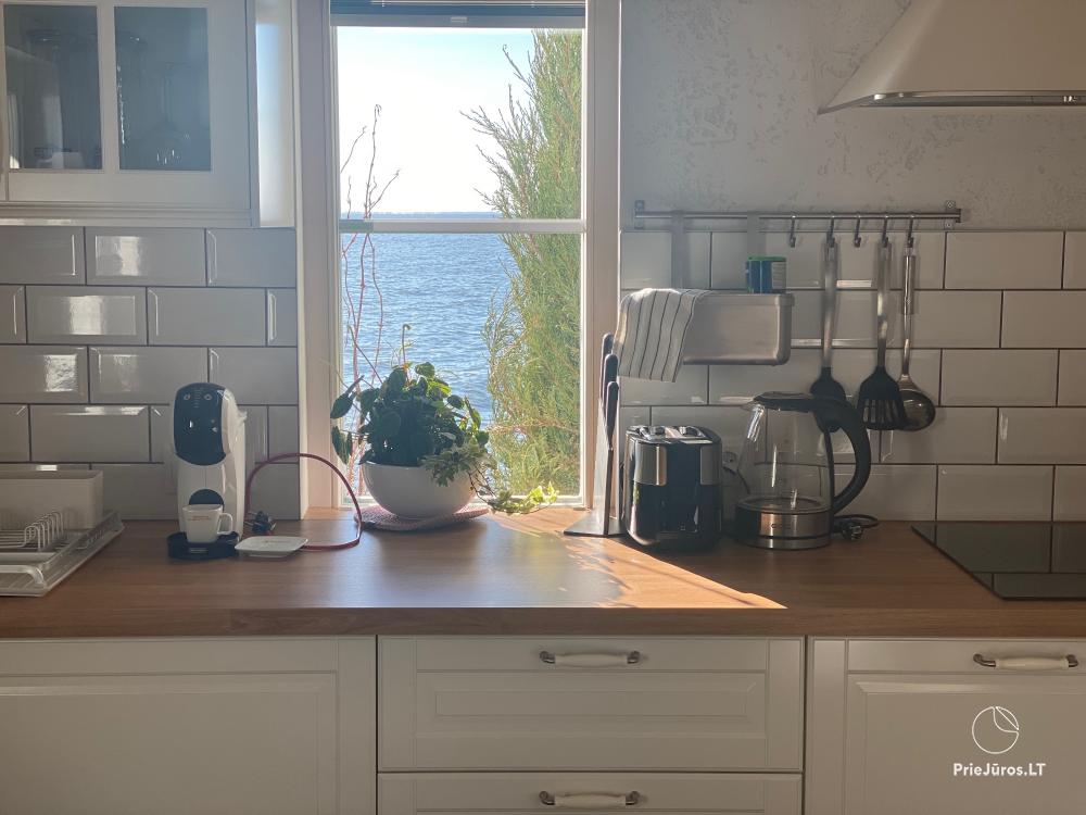 „Vila Preiloja” - domki i studia nad brzegiem laguny.