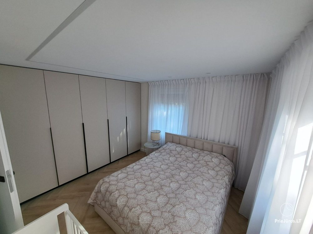 Do wynajęcia stylowy apartament z prywatnym podwórkiem i przytulnym domem z widokiem na lagunę w Preila