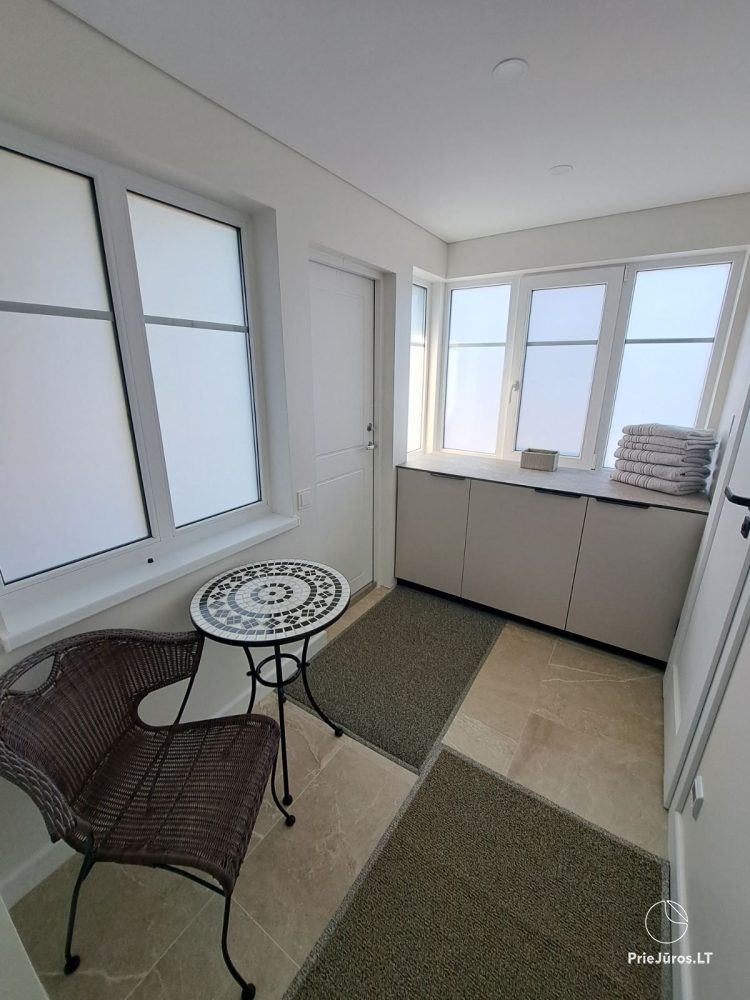 Do wynajęcia stylowy apartament z prywatnym podwórkiem i przytulnym domem z widokiem na lagunę w Preila