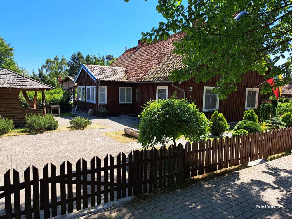 Do wynajęcia stylowy apartament z prywatnym podwórkiem i przytulnym domem z widokiem na lagunę w Preila