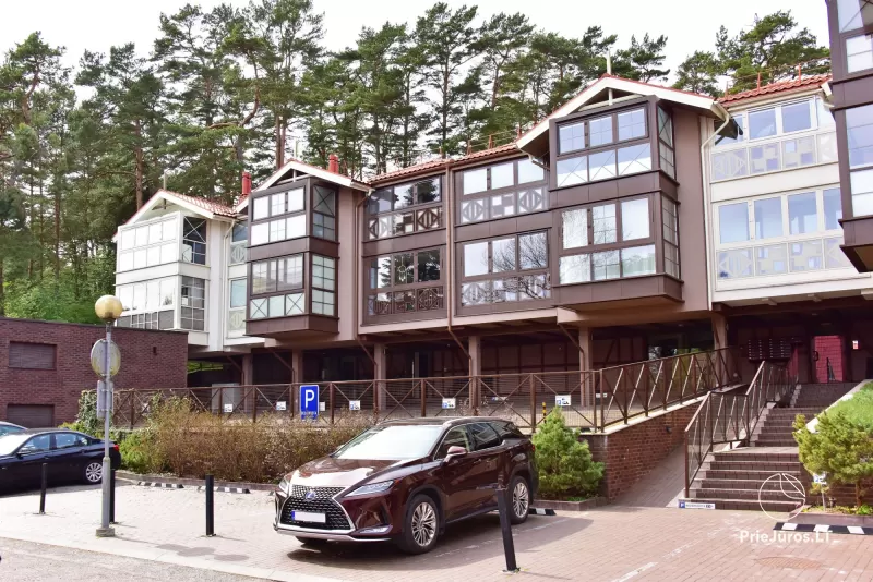Nowy przestronny apartament Nidos Vilnelė z tarasem i bezpłatnym miejscem parkingowym w Nidzie