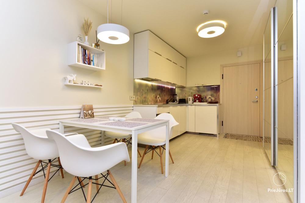 Nowy przestronny apartament Nidos Vilnelė z tarasem i bezpłatnym miejscem parkingowym w Nidzie