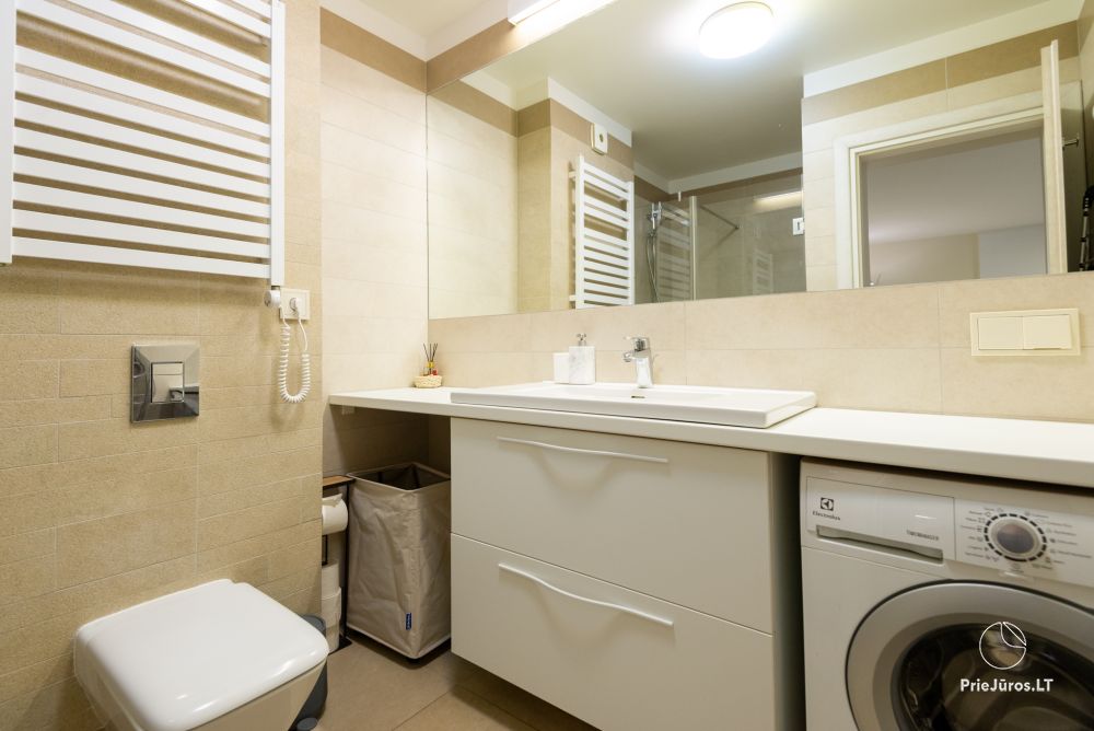 Nowy przestronny apartament Nidos Vilnelė z tarasem i bezpłatnym miejscem parkingowym w Nidzie