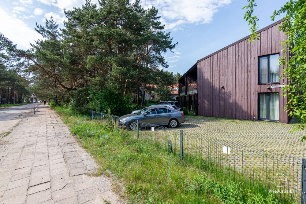 Apartamenty w Kunigiškiai. Taras z widokiem na las sosnowy, 200 m od morza