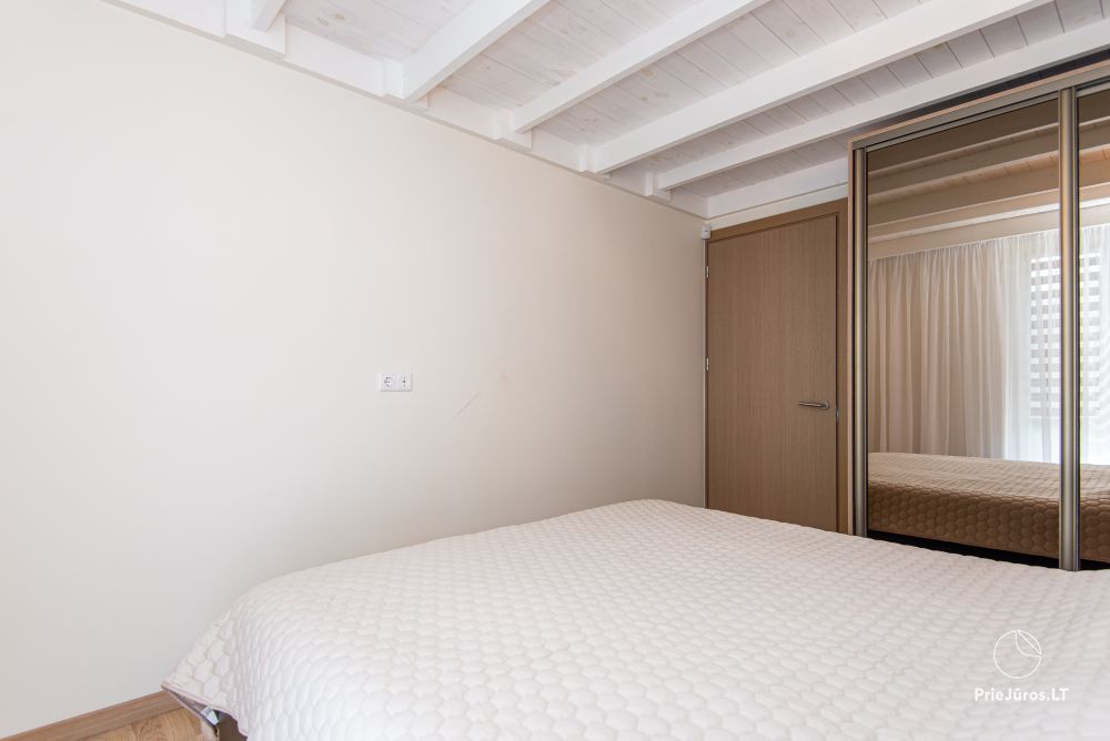 Apartamenty w Kunigiškiai. Taras z widokiem na las sosnowy, 200 m od morza