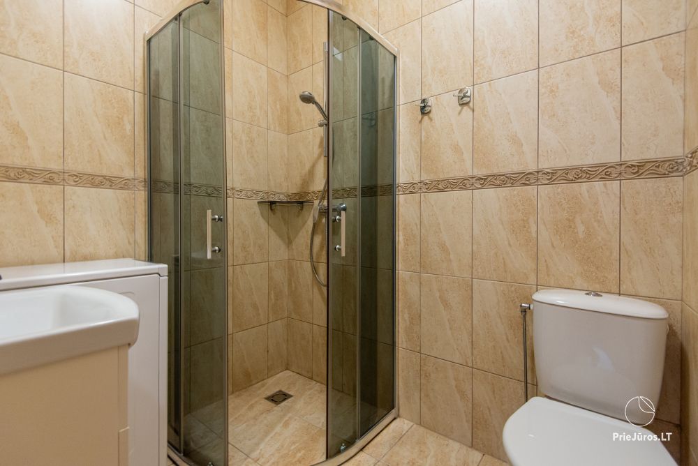 Apartamenty w Kunigiškiai. Taras z widokiem na las sosnowy, 200 m od morza