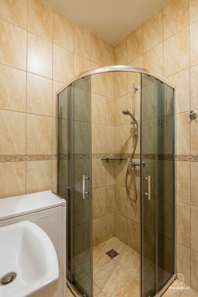 Apartamenty w Kunigiškiai. Taras z widokiem na las sosnowy, 200 m od morza